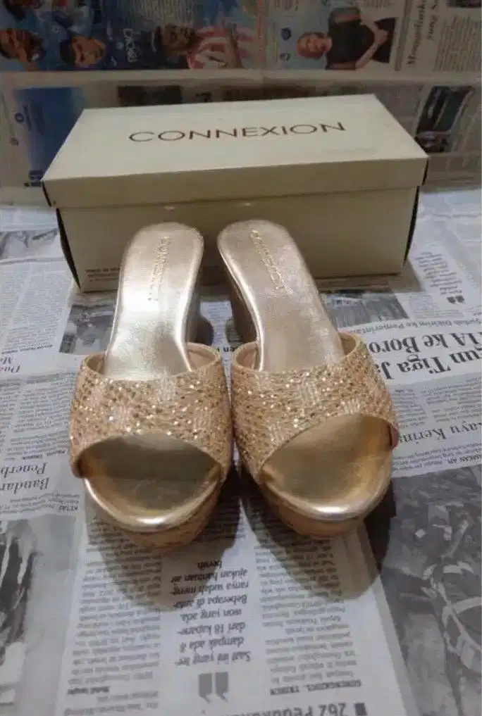 Sandal wedges connexion gold ukuran 37