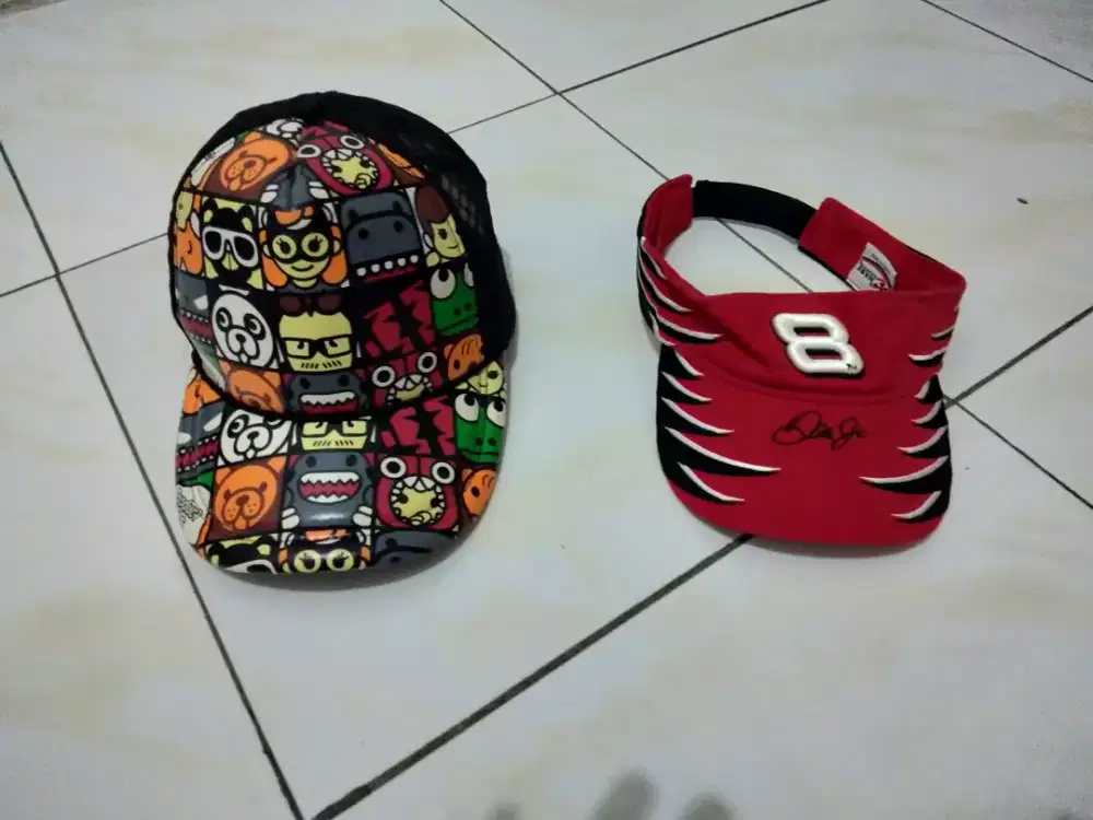 Topi warna warni dan topi olah raga bawa dari Amerika.
