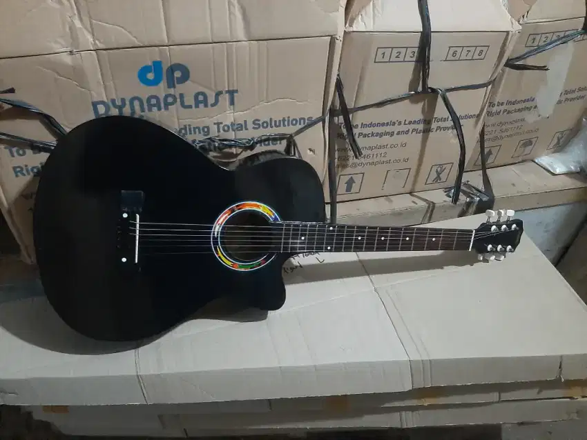 Gitar akustik hitam string