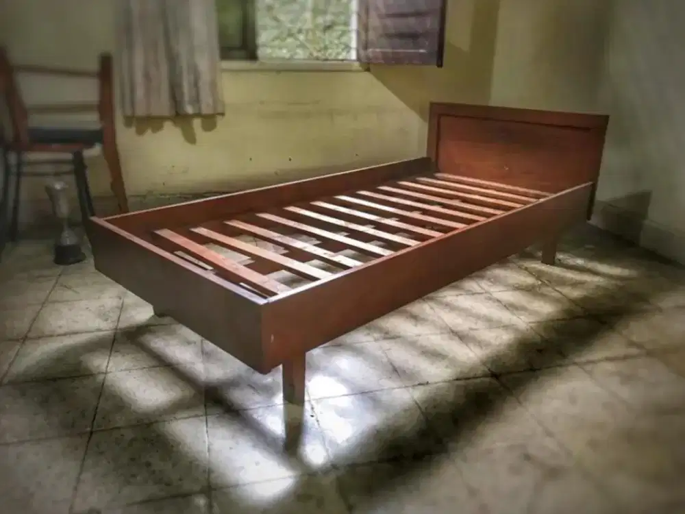 Tempat tidur single jati kuno