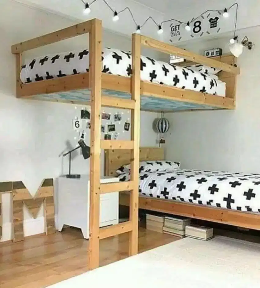 Ranjang tingkat kayu.