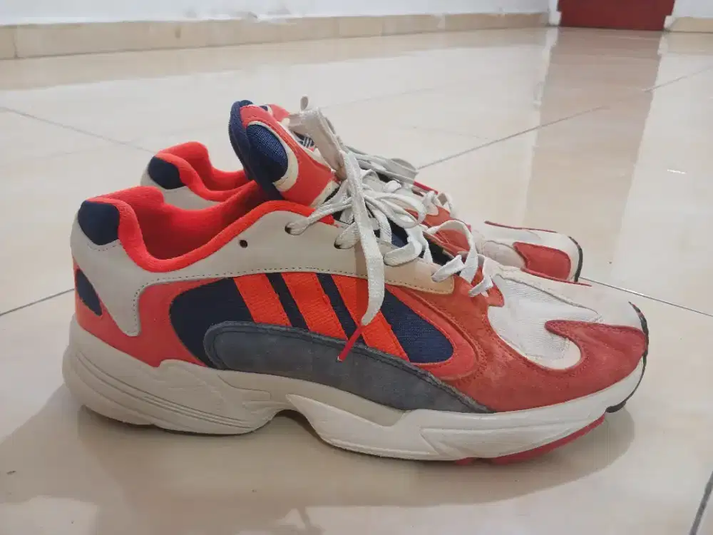 SEPATU ADIDAS TAG KIRI KANAN BEDA 44 INSOLE 280