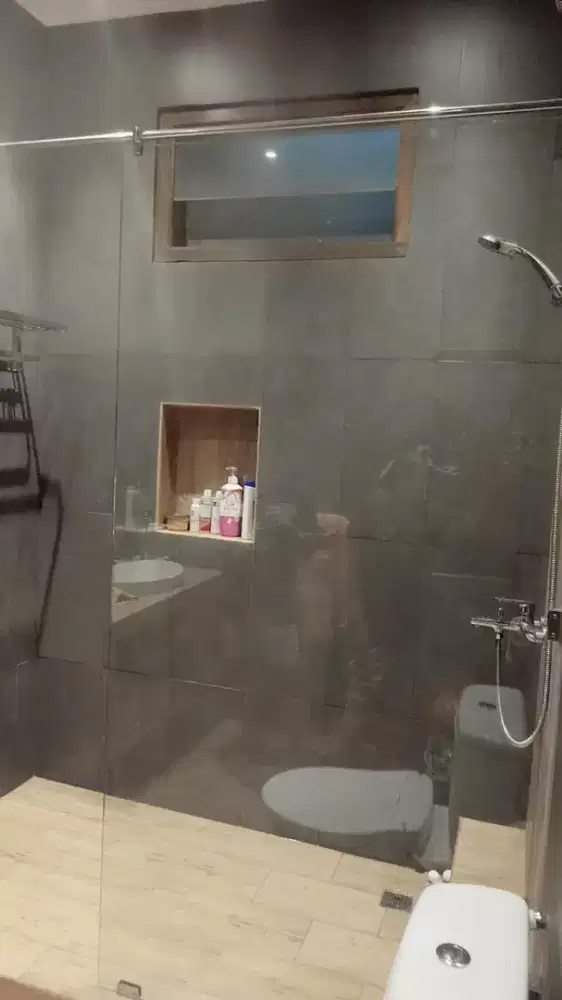 Kaca sekat shower tempert