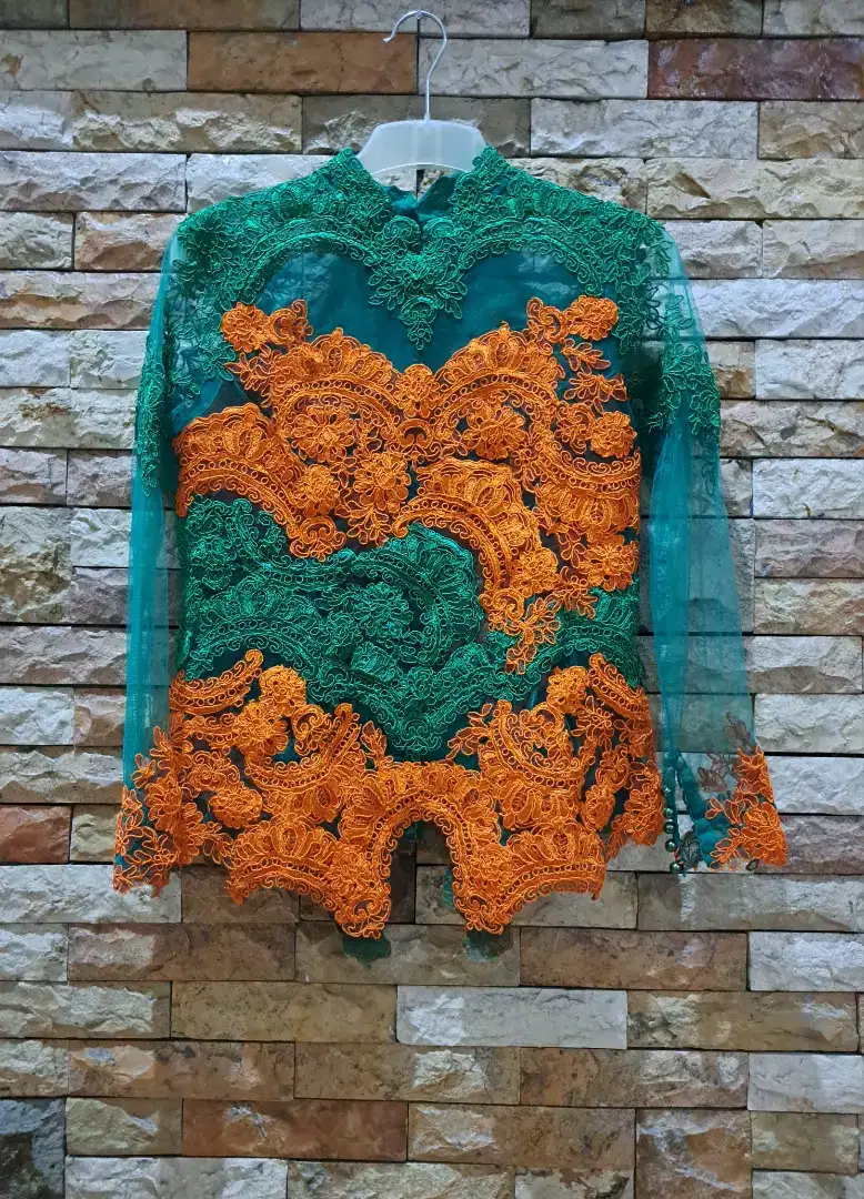 Kebaya modern karya Mega