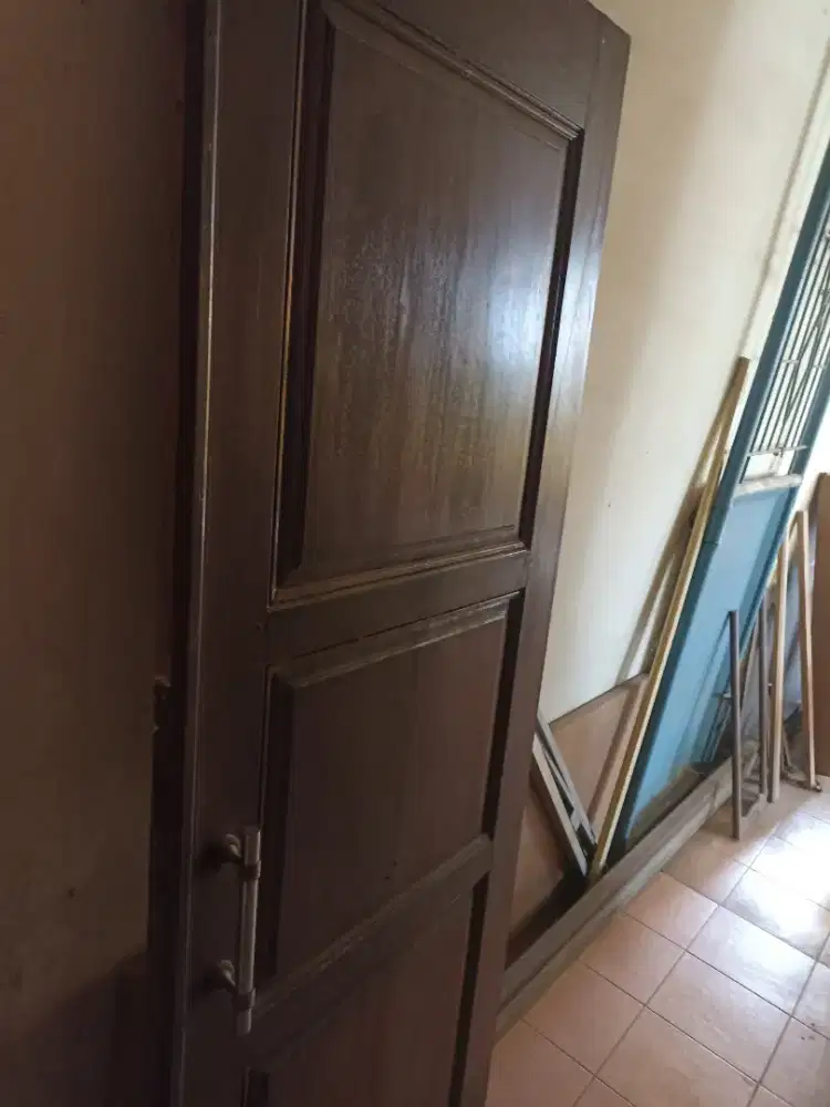 Pintu kayu kuat