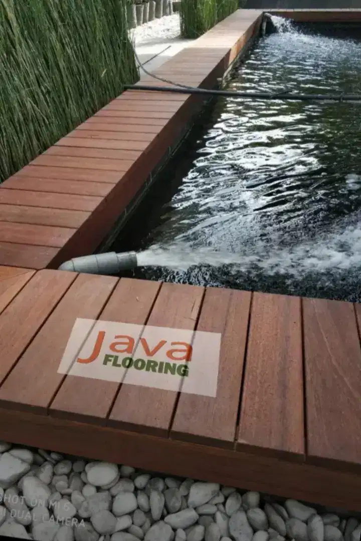 Decking kolam ikan dan Taman