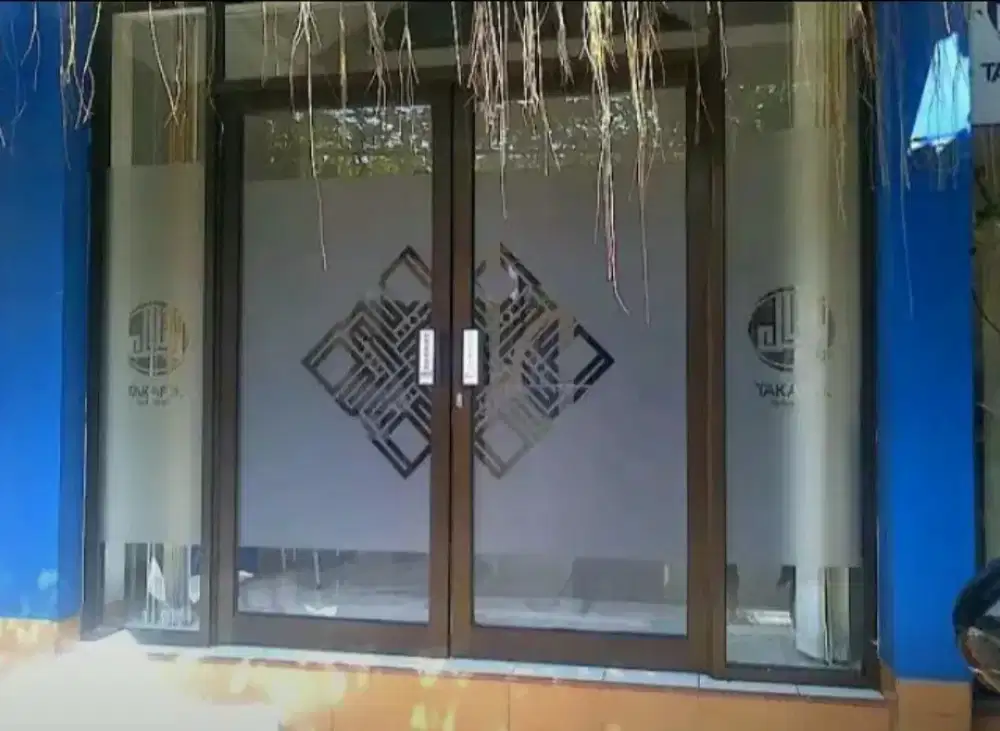 Stiker Sanblas&Kaca Film bisa dipasang melalui dlm/luar ruangan kantor