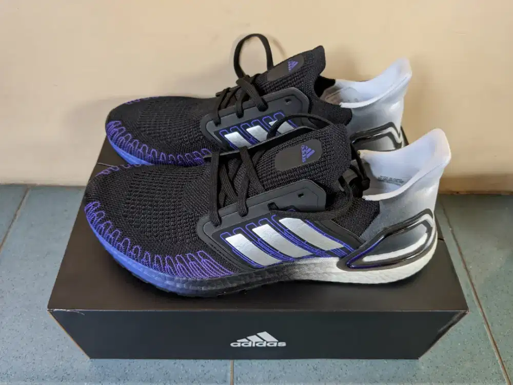 Sepatu Lari Pria Adidas Ultraboost FV0033 Ukuran UK 10,5 Original.