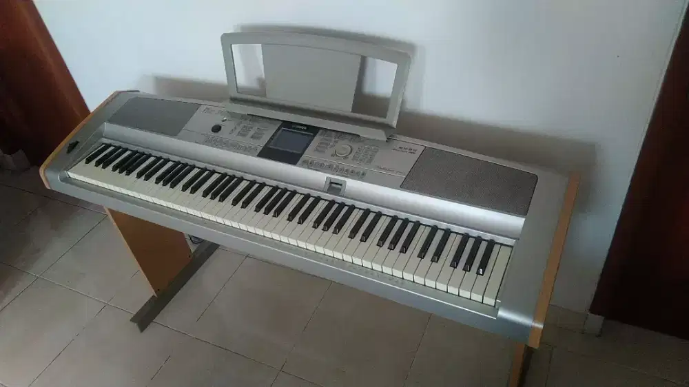 Yamaha Portable Keyboard DGX 505