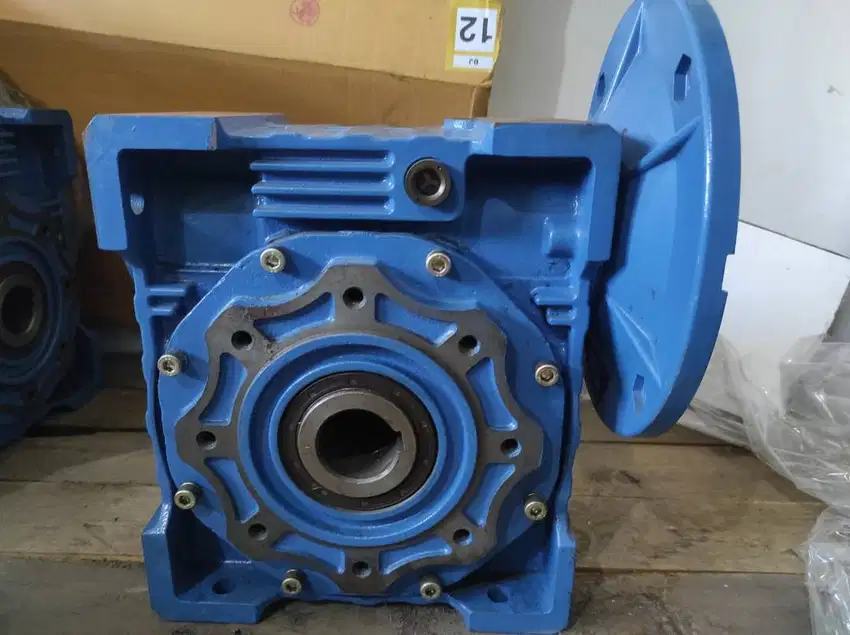 Gearbox merek YUEMA NMRV 110 ratio 1 : 10 (u/ motor 4 kw FRAME 112)