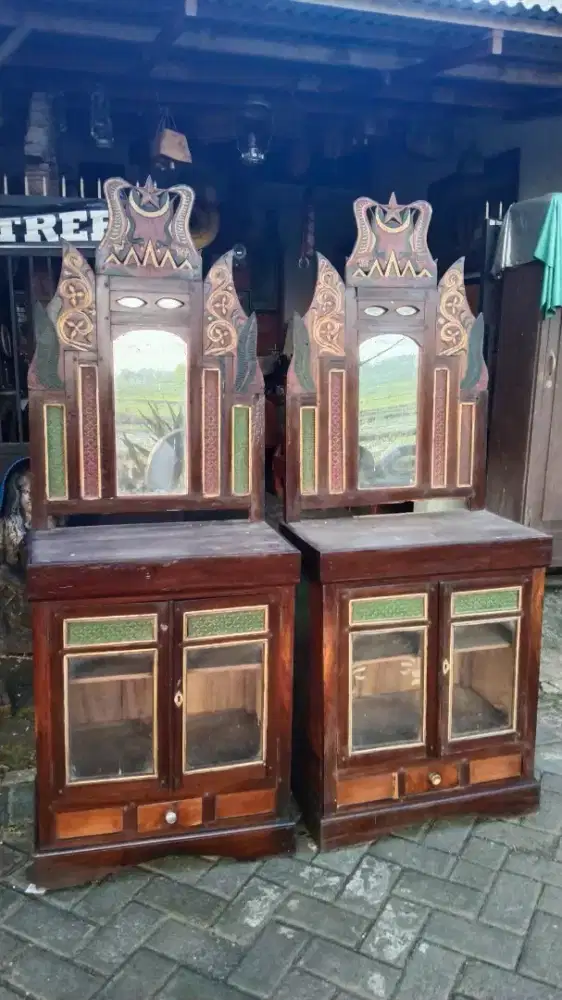 Sepasang meja rias tua