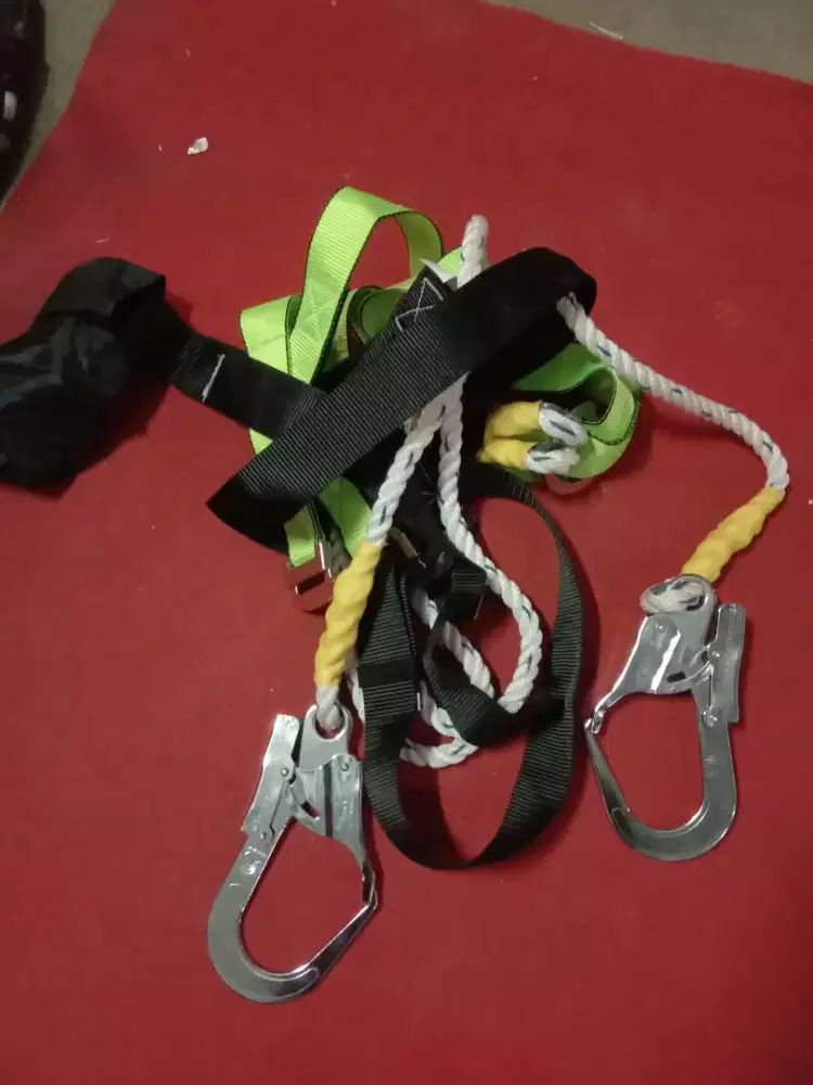 Pengaman di ketinggian full body