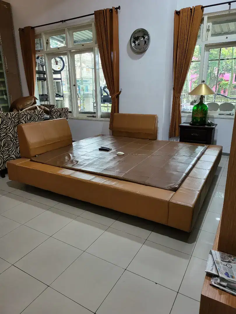 DIPAN RANJANG CELLINI KULIT (ORIGINAL CELLINI) P 248cm X L 226cm.