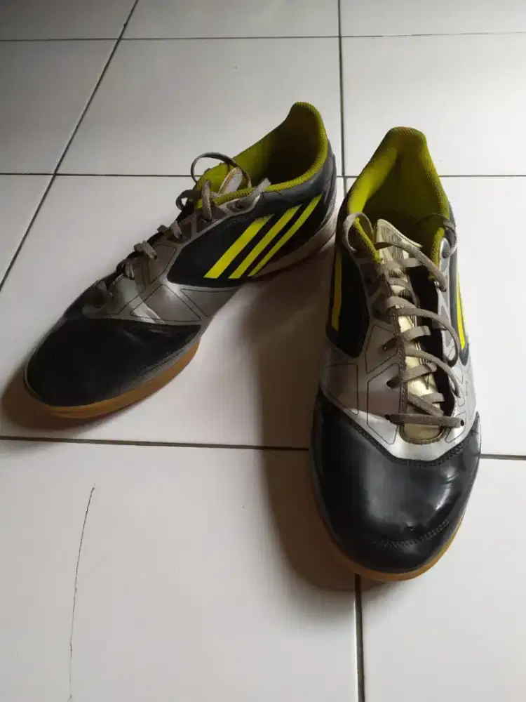 Sepatu adidas futsal