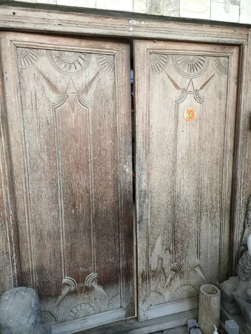 Pintu kayu jati tua