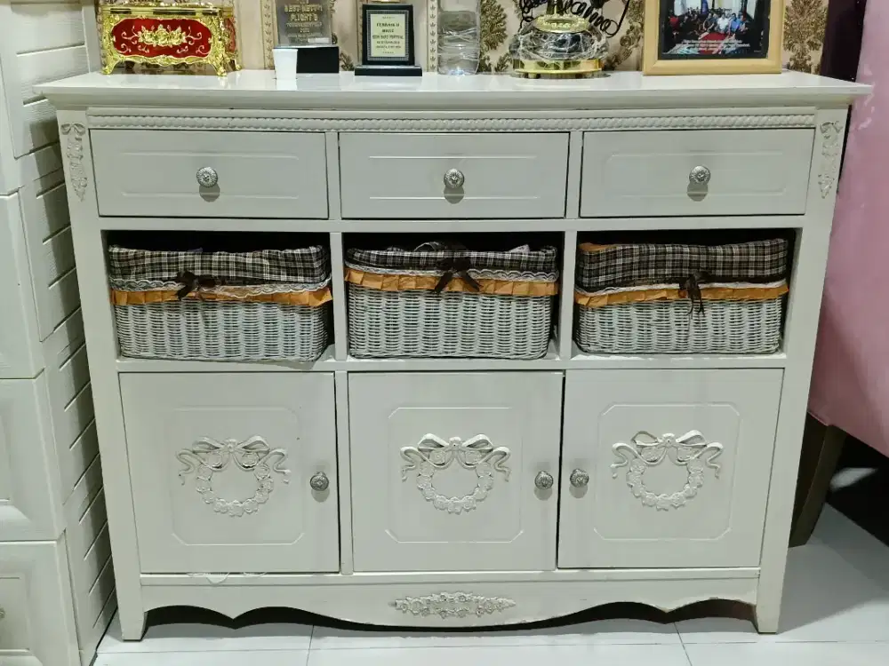 Dijual cepat lemari console putih klasik