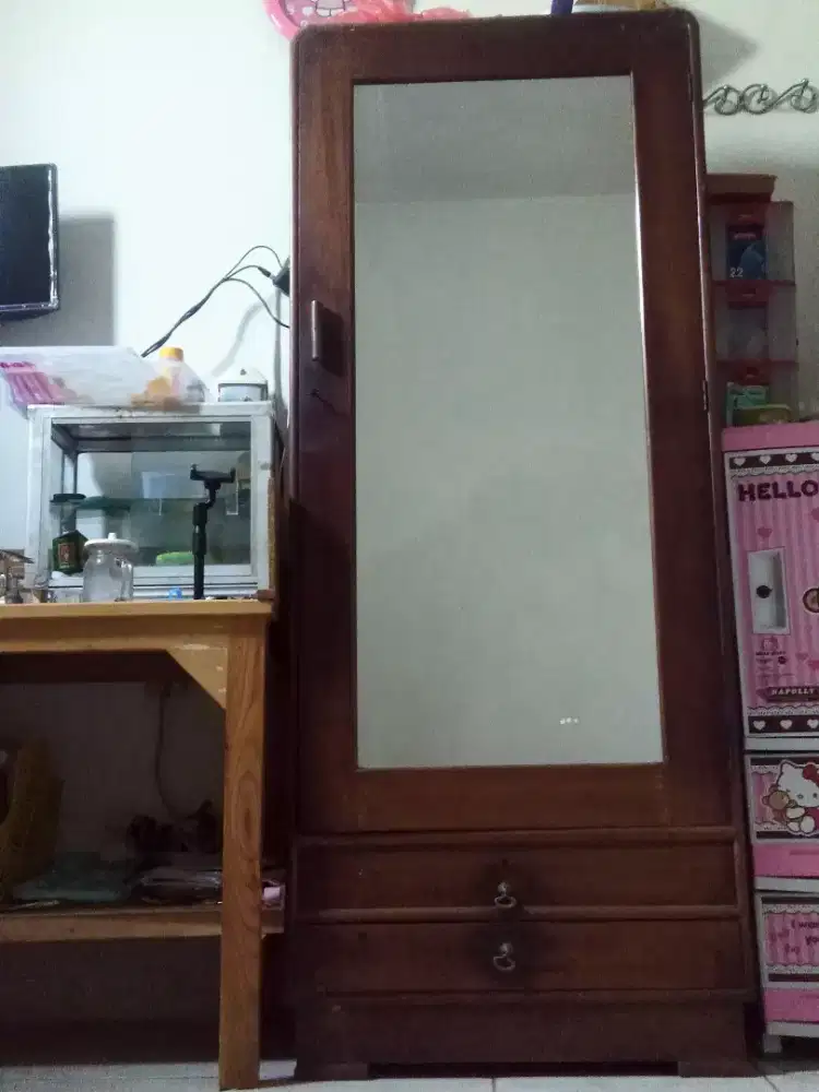 Lemari jati warna coklat