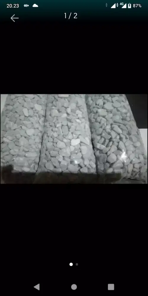 Batu kerikil warna merah hijau dan putih