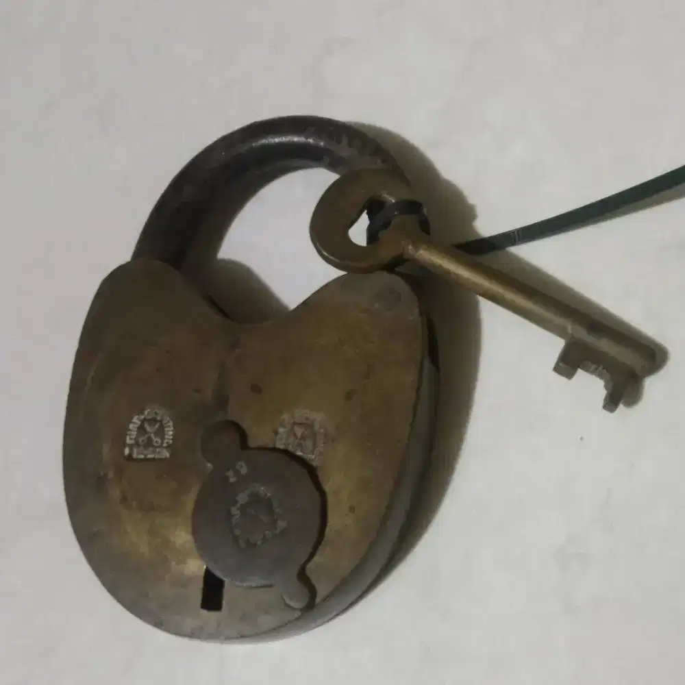 Pajangan gembok kuningan tua antik