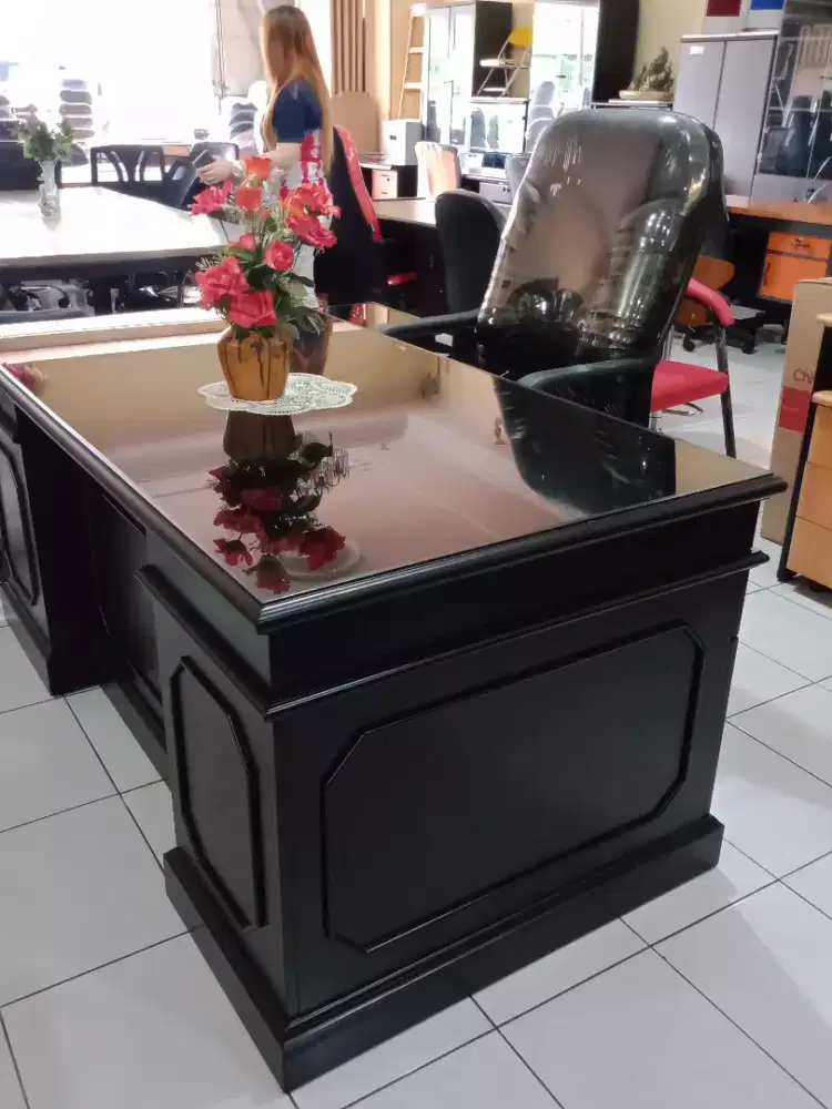 MEJA KERJA PIMPINAN BAHAN KAYU MAHONI