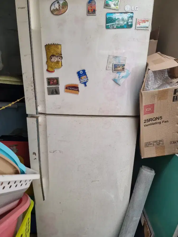 Kulkas LG ukrn besar 2 pintu warna putih