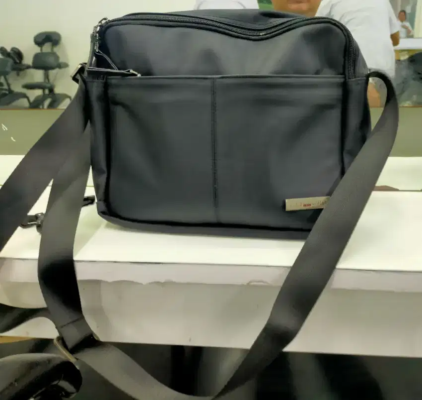 Tas merek Clifford warna hitam