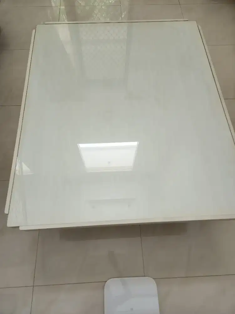 Meja uk.100x120xt44cm warna cream serat kayu plus kaca