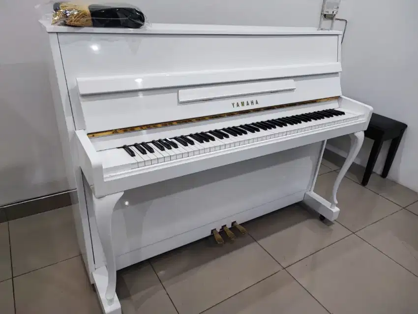 Piano yamaha putih