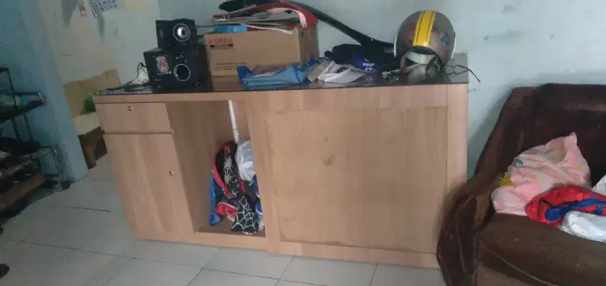 Meja kantor atas ada kaca