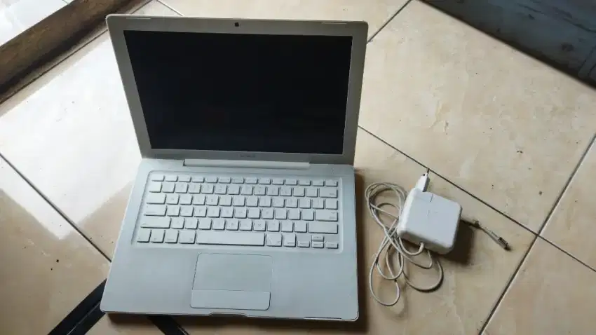 Laptop Macbook (charger + laptop aja)