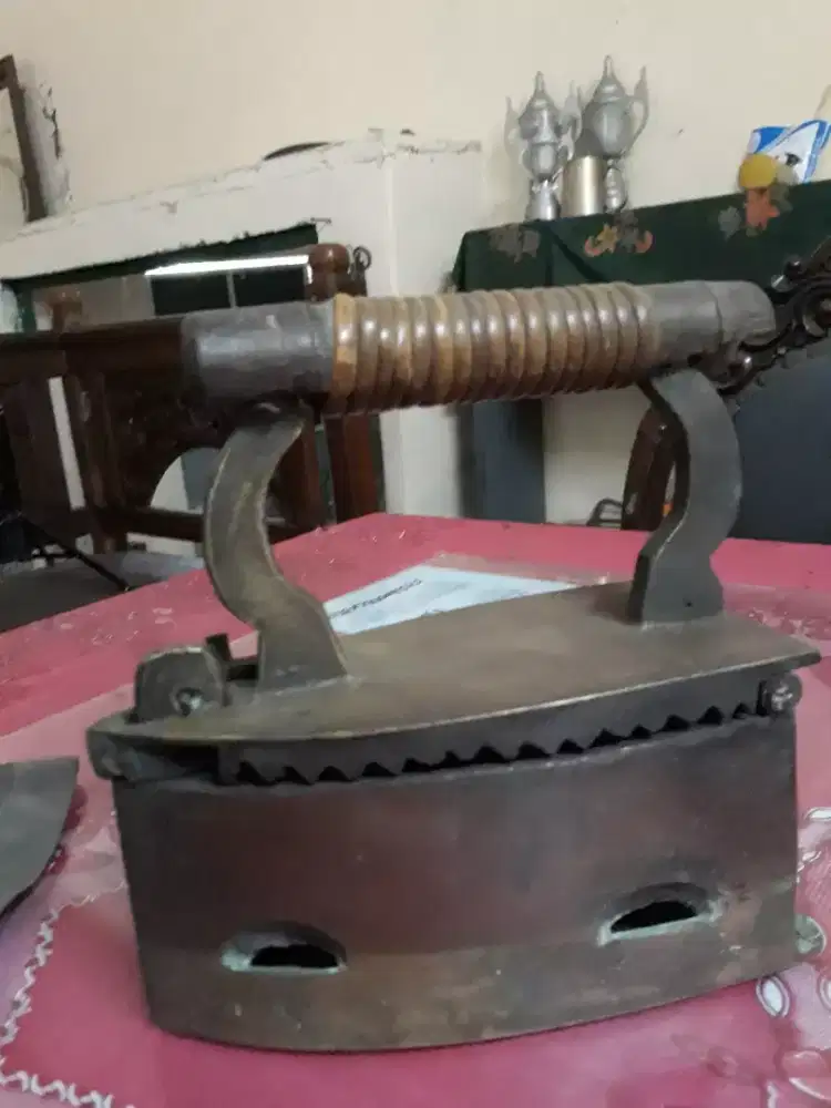 Setrikaan Kuningan Lawas