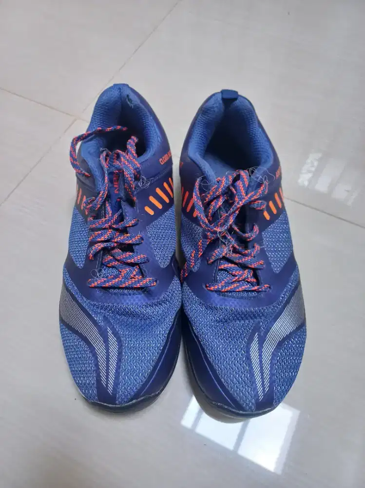 Dijual cepat sepatu bulutangkis linning