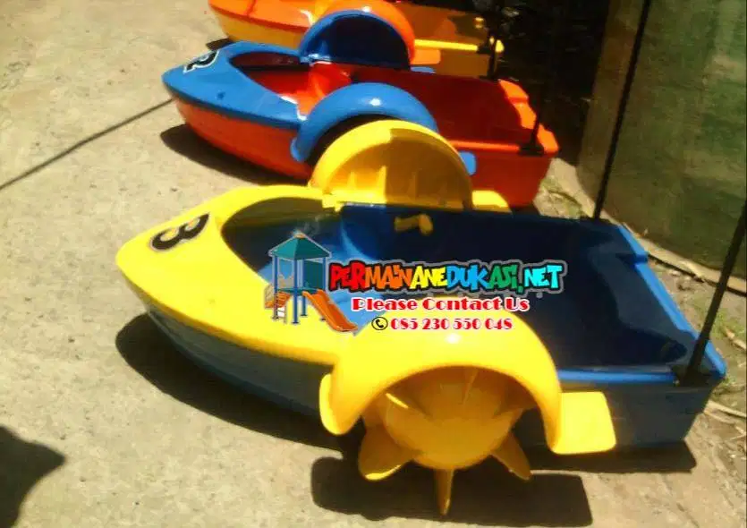 Sepeda air anak atau handboat