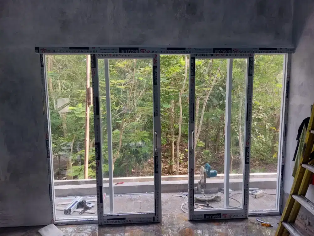 Pintu geser dobel kusen almunium putih susu