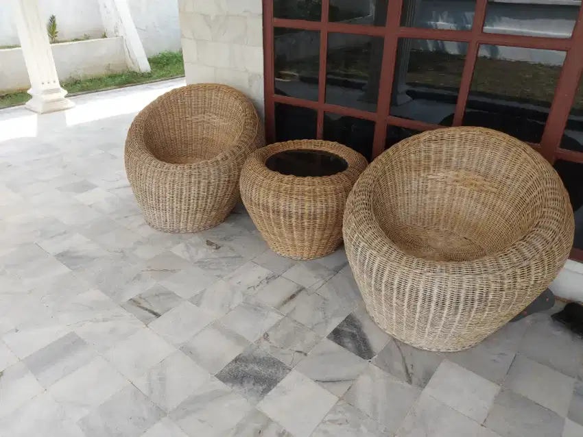 Kursi teras dari rotan ada mejanya
