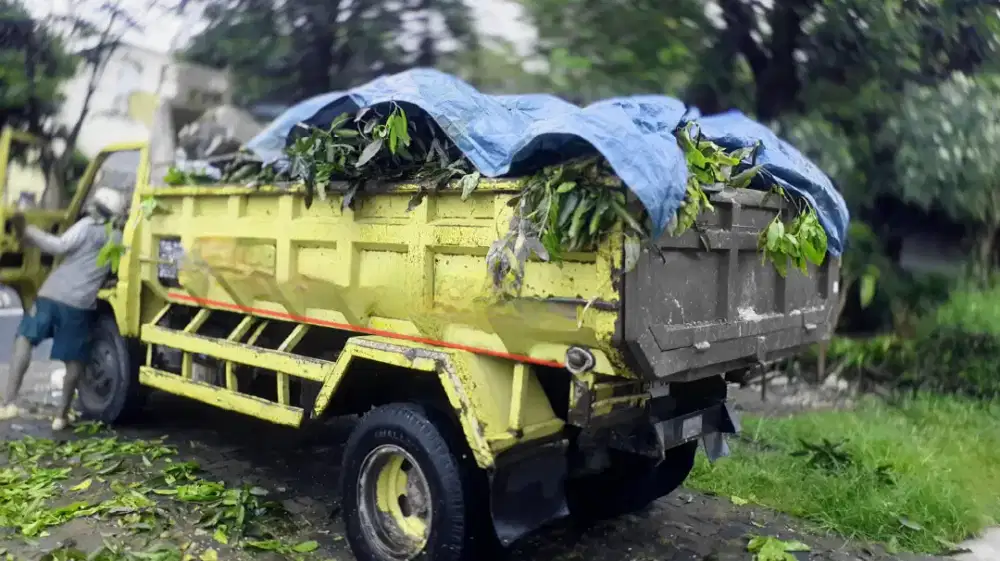 Buang urug sampah proyek ranting pohon