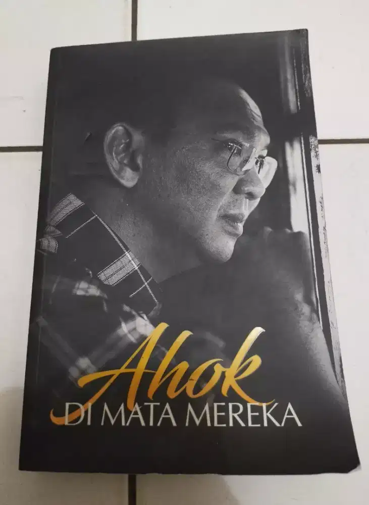 Buku sejarah perjalanan AHOK Di Mata Mereka , tebal dan komplit .
