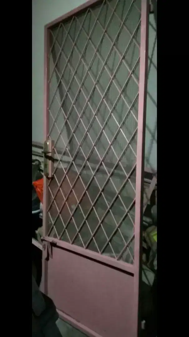 Pintu tralis besi ada kawat nyamuknya