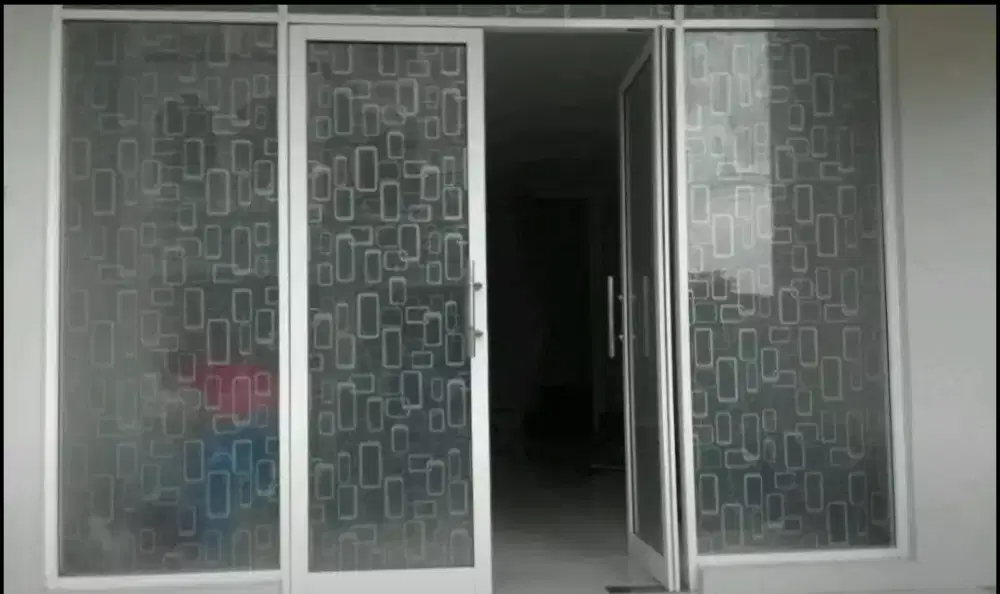 Stiker ryben sanblast motif & cutting terlihat menghiasi kaca kantor