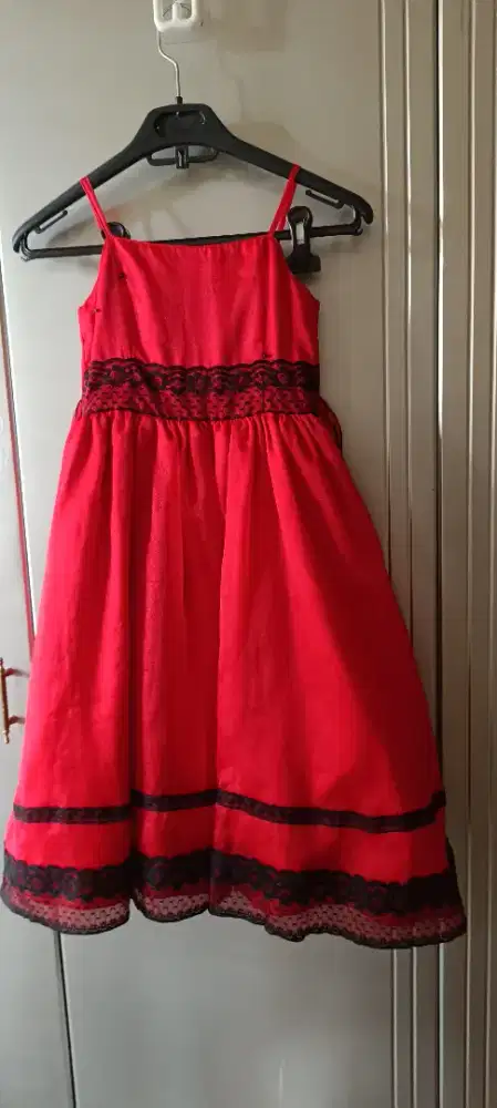 Dress pesta anak merah untuk Natal atau Imlek