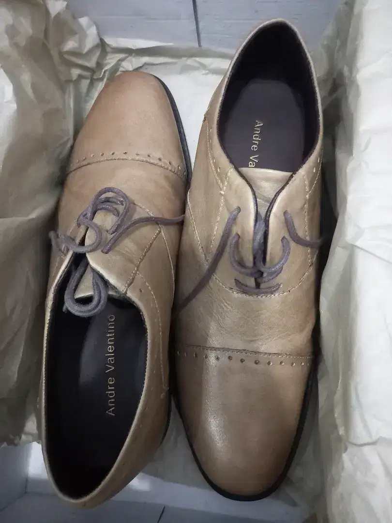 JUAL SEPATU MERK ANDRE VALENTINO MEVVAH MEMUKAU SIZE 41