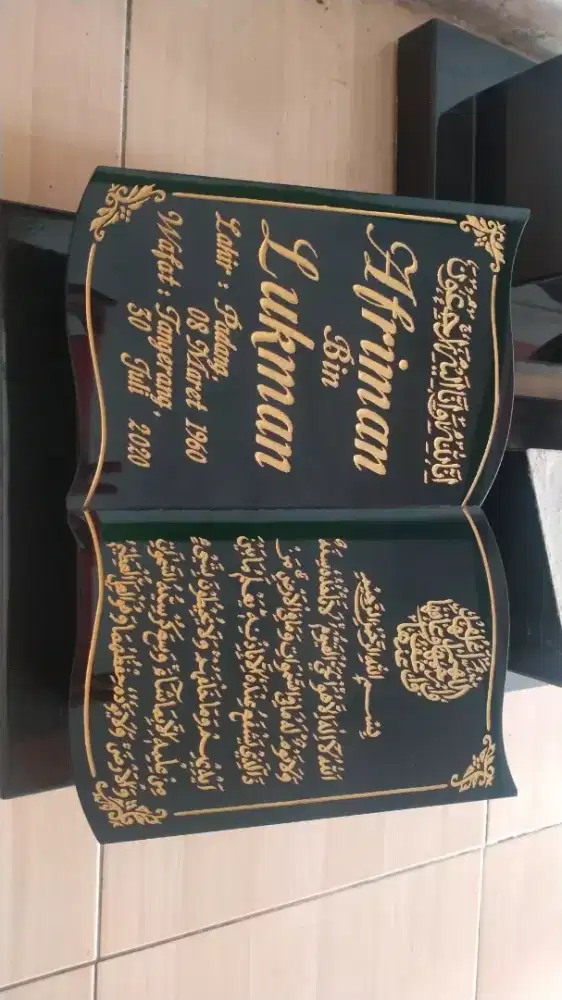 Batu nisan model Buku