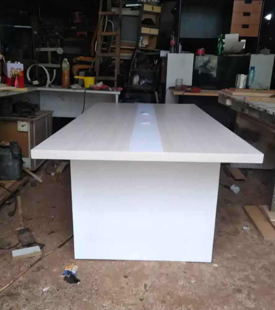 Meja meeting minimalis