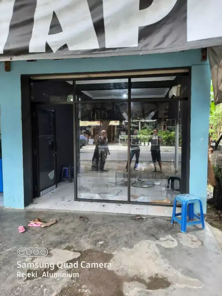 Pintu kaca alumunium geser kotak-kotak