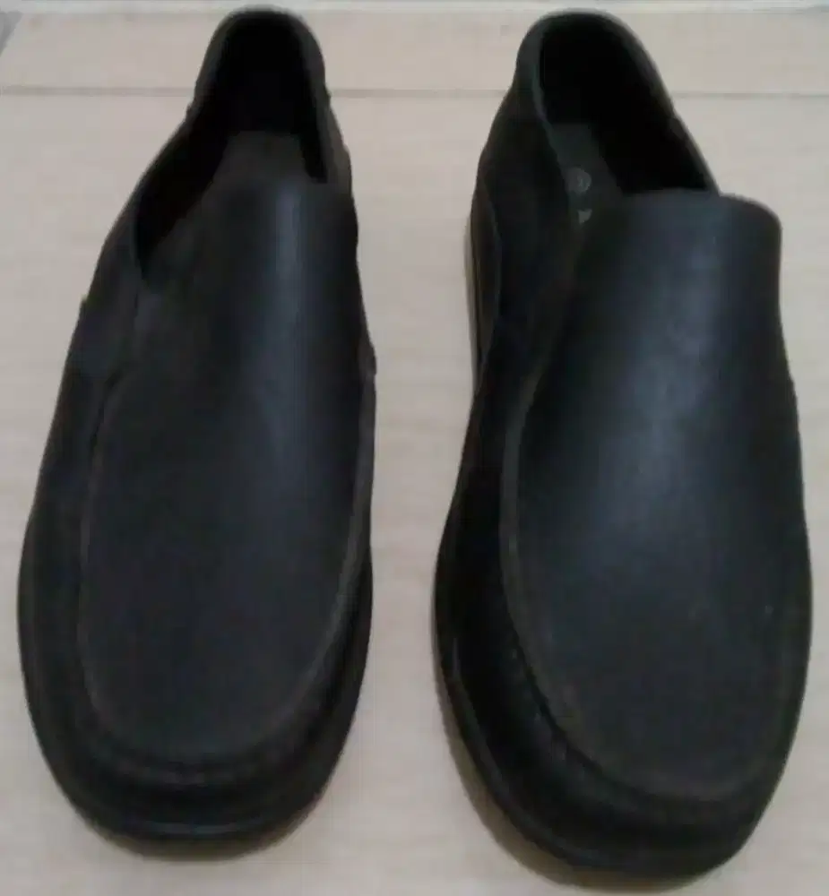 Sepatu Hitam Karet
