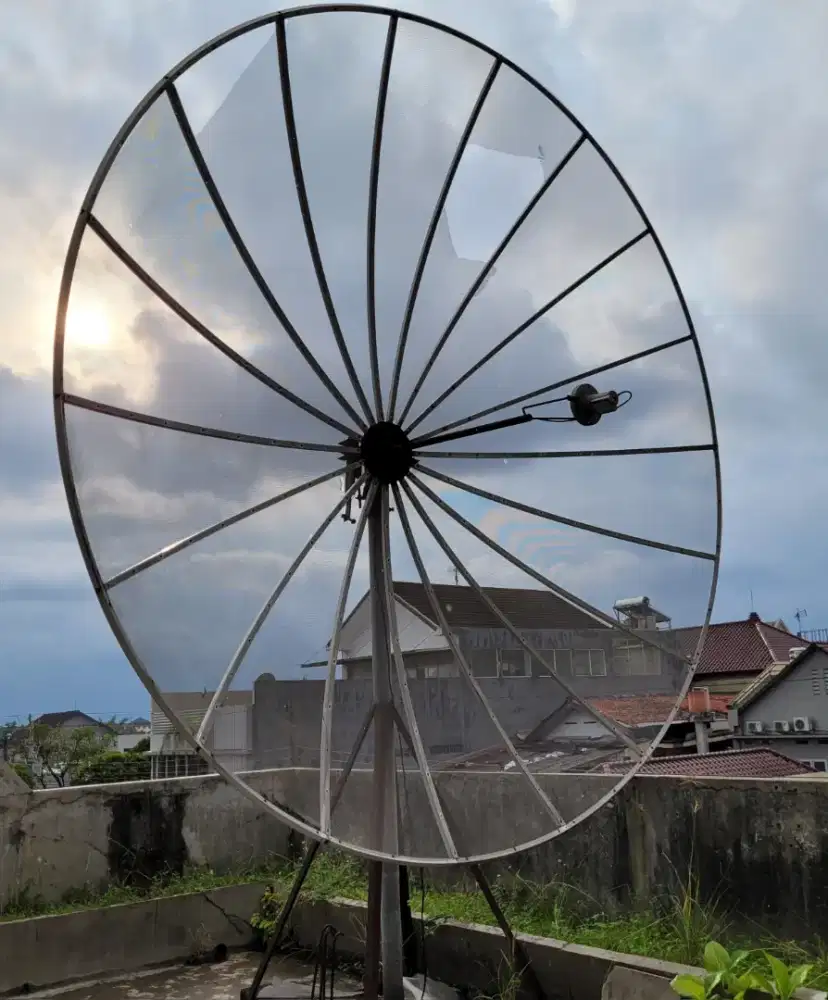 Parabola Jaring Besar antena satelit