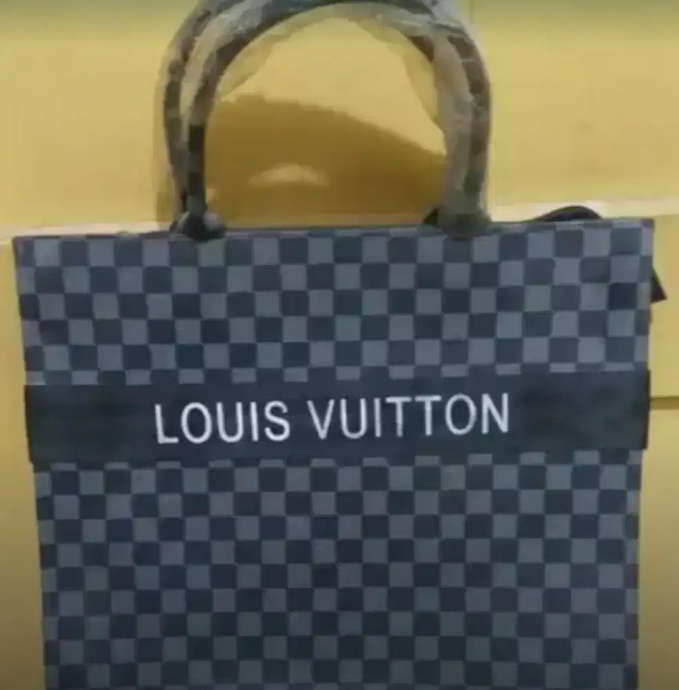 Tas Louis Vuitto ukuran 37 x 30 cm