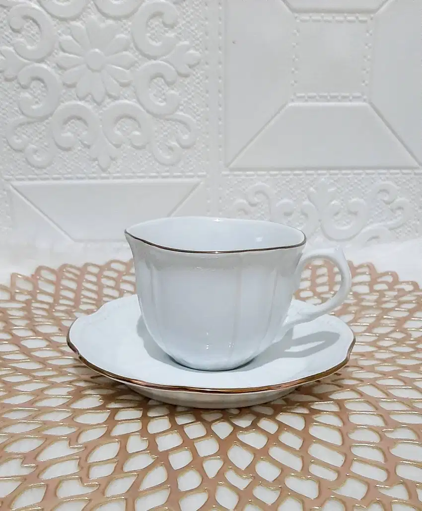 Mug Keramik - Mug dan Saucer Dengan motif Avignon Banding Gold.