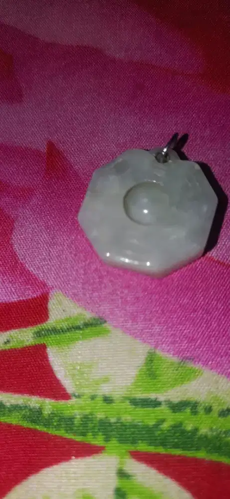 Liontin batu giok asli.