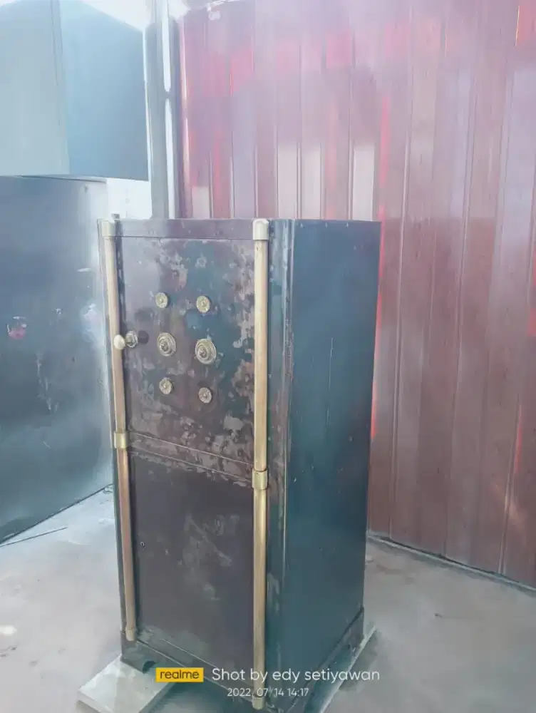 Brankas Lemari Antik Kuno